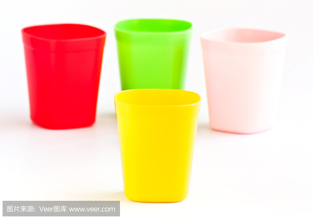 四個(gè)塑料杯